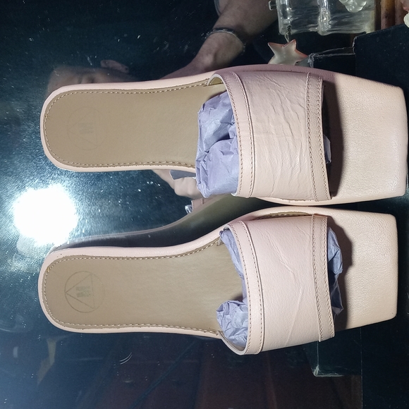 Leather Missguided, Light Pink,Woman's Size 6. Brand New Never Worn.Box included - Picture 4 of 4